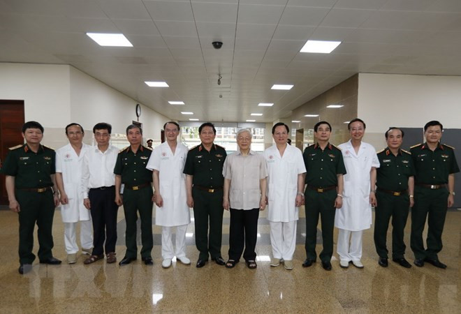 Le leader du Parti rend visite à deux hauts anciens dirigeants ảnh 1 Le leader du Parti rend visite à deux hauts anciens dirigeants ảnh 1