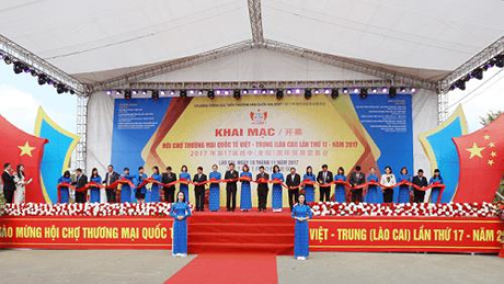Ouverture de la foire commerciale internationale Vietnam-Chine 2017 à Lao Cai ảnh 1 Ouverture de la foire commerciale internationale Vietnam-Chine 2017 à Lao Cai ảnh 1