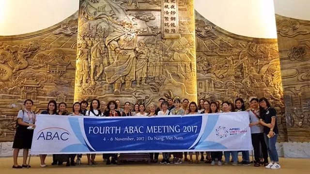 APEC 2017: des délégués visitent le Musée de Dà Nang ảnh 1