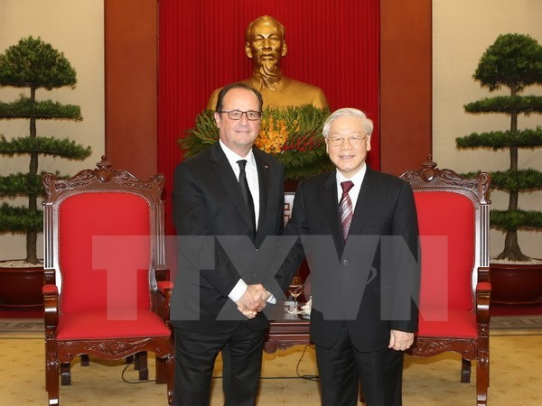 Le secrétaire général Nguyen Phu Trong reçoit le président français François Hollande ảnh 1 Le secrétaire général Nguyen Phu Trong reçoit le président français François Hollande ảnh 1