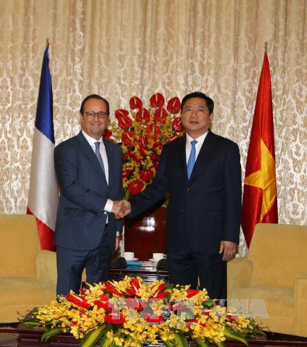 Ho Chi Minh-Ville accueille le président français François Hollande ảnh 1 Ho Chi Minh-Ville accueille le président français François Hollande ảnh 1