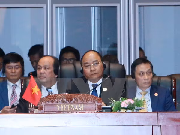 Le PM participe à l’ouverture des Sommets de l’ASEAN au Laos ảnh 1