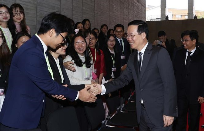 Le président Vo Van Thuong visite l'Université de Kyushu ảnh 1 Le président Vo Van Thuong visite l'Université de Kyushu ảnh 1