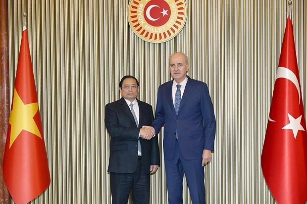 Le PM Pham Minh Chinh rencontre le président de la Grande Assemblée nationale turque ảnh 1 Le PM Pham Minh Chinh rencontre le président de la Grande Assemblée nationale turque ảnh 1