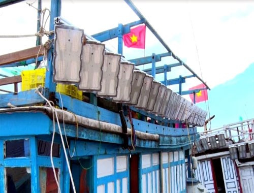 Le Japon remet des lampes à LED aux pêcheurs de Quang Tri ảnh 1