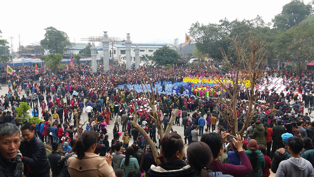La fête du temple de Cua Ong, patrimoine culturel, attire la foule ảnh 4