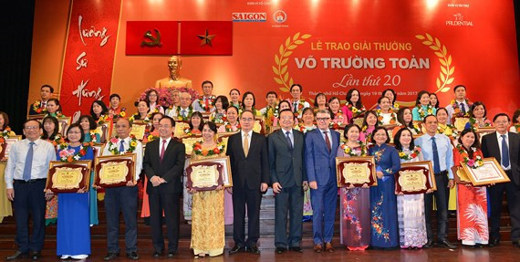 Le pays en fête pour la Journée des enseignants vietnamiens ảnh 1 Le pays en fête pour la Journée des enseignants vietnamiens ảnh 1