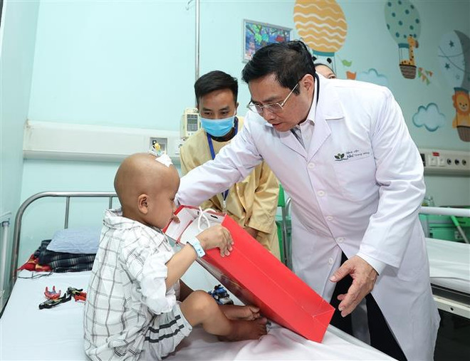 Le PM rend visite à des enfants malades à l'occasion de la Journée internationale de l'enfance ảnh 1 Le PM rend visite à des enfants malades à l'occasion de la Journée internationale de l'enfance ảnh 1