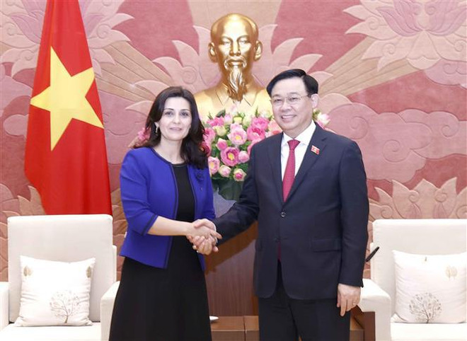 Vuong Dinh Huê reçoit l’ambassadrice de Bulgarie et l’ambassadeur de Hongrie ảnh 1 Vuong Dinh Huê reçoit l’ambassadrice de Bulgarie et l’ambassadeur de Hongrie ảnh 1