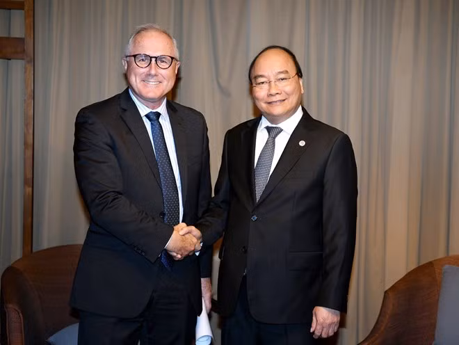 Le PM Nguyen Xuan Phuc reçoit le dirigeant de Sembcorp à Singapour ảnh 1