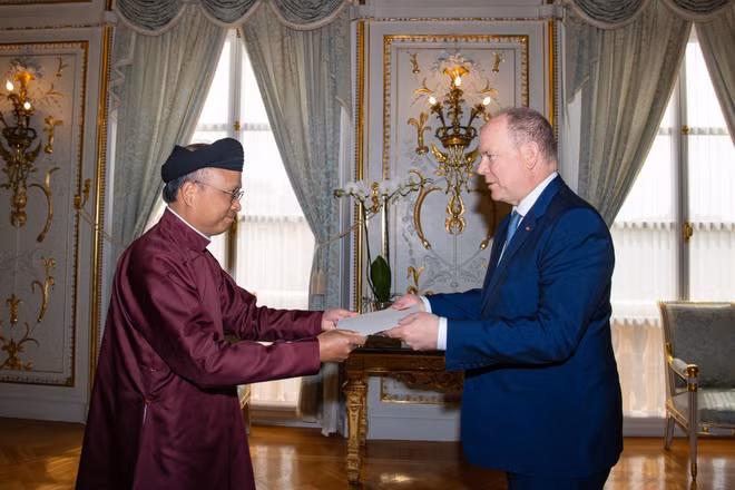 L'ambassadeur du Vietnam Dinh Toan Thang présente ses lettres de créance à Monaco ảnh 1