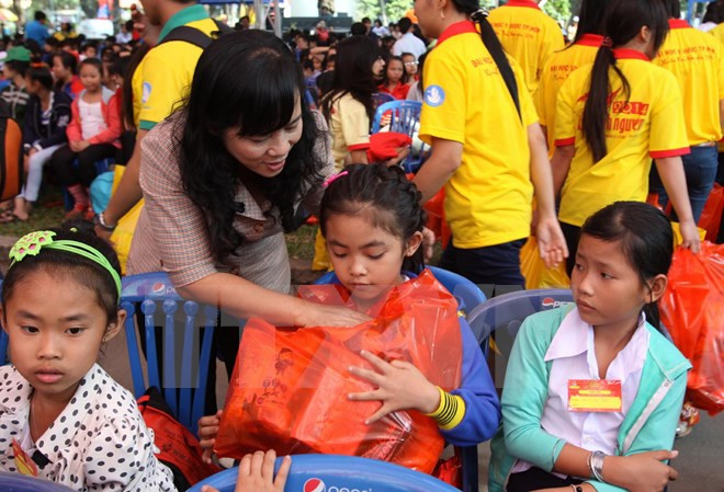 Remise de cadeaux du Têt aux démunis ảnh 1 Remise de cadeaux du Têt aux démunis ảnh 1