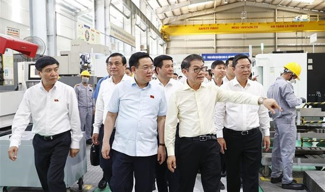 Le président de l’Assemblée nationale rend visite au groupe THACO ảnh 1 Le président de l’Assemblée nationale rend visite au groupe THACO ảnh 1