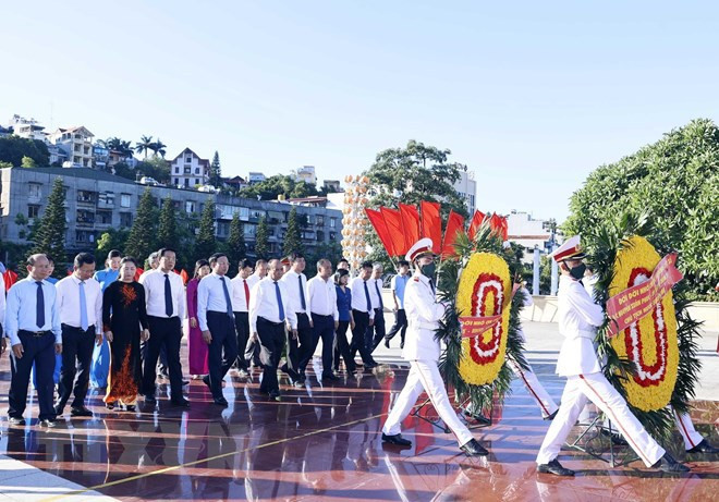 Le président Nguyên Xuân Phuc rend hommage aux héros et aux martyrs de Quang Ninh ảnh 1 Le président Nguyên Xuân Phuc rend hommage aux héros et aux martyrs de Quang Ninh ảnh 1