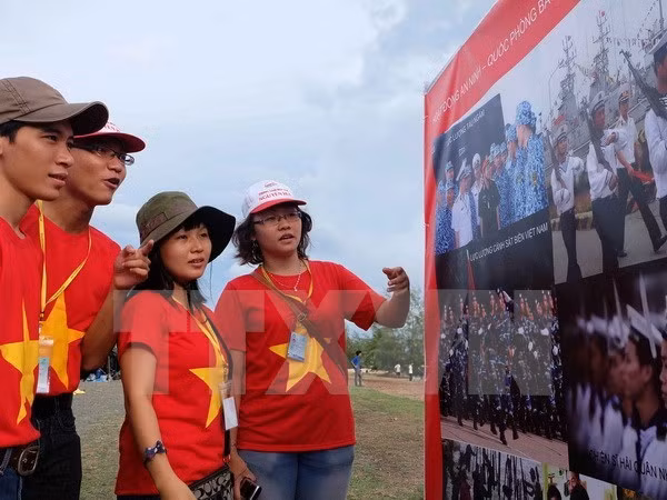 Remise des prix d’un concours d’écriture sur la souveraineté maritime et insulaire ảnh 1