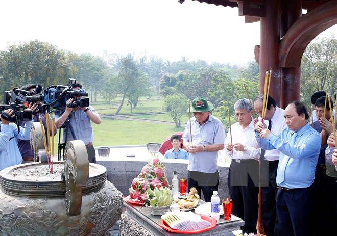 Le PM Nguyen Xuan Phuc rend hommage aux morts pour la Patrie ảnh 1 Le PM Nguyen Xuan Phuc rend hommage aux morts pour la Patrie ảnh 1
