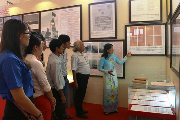 Exposition de cartes et d'archives sur Hoang Sa et Truong Sa à Binh Phuoc ảnh 1