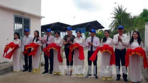 Bên Tre : inauguration de deux ouvrages fonctionnant à l'énergie solaire ảnh 1 Bên Tre : inauguration de deux ouvrages fonctionnant à l'énergie solaire ảnh 1