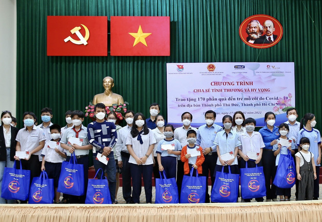 Dons à des enfants devenus orphelins à cause du COVID-19 à Ho Chi Minh-Ville ảnh 1 Dons à des enfants devenus orphelins à cause du COVID-19 à Ho Chi Minh-Ville ảnh 1
