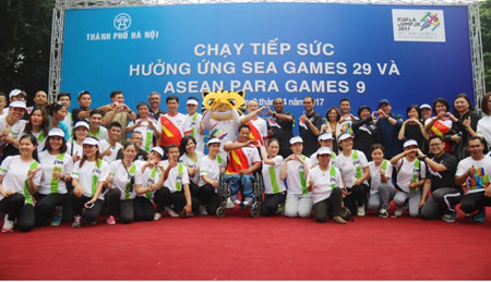 La 6e étape de la course de relais en l’honneur des Sea Games 29 à Hanoi ảnh 1 La 6e étape de la course de relais en l’honneur des Sea Games 29 à Hanoi ảnh 1