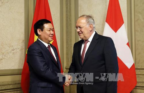 Le vice-Premier ministre Vuong Dinh Hue en visite de travail en Suisse ảnh 1 Le vice-Premier ministre Vuong Dinh Hue en visite de travail en Suisse ảnh 1