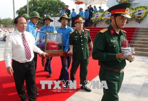 Quang Binh : inhumation des restes de 18 volontaires tombés au Laos ảnh 1 Quang Binh : inhumation des restes de 18 volontaires tombés au Laos ảnh 1