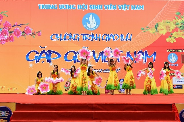 Les étudiants étrangers saluent le Têt traditionnel vietnamien ảnh 1 Les étudiants étrangers saluent le Têt traditionnel vietnamien ảnh 1