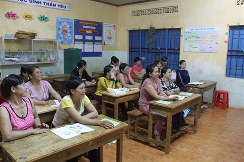 Des femmes suivent des cours du soir pour y voir plus clair ảnh 1