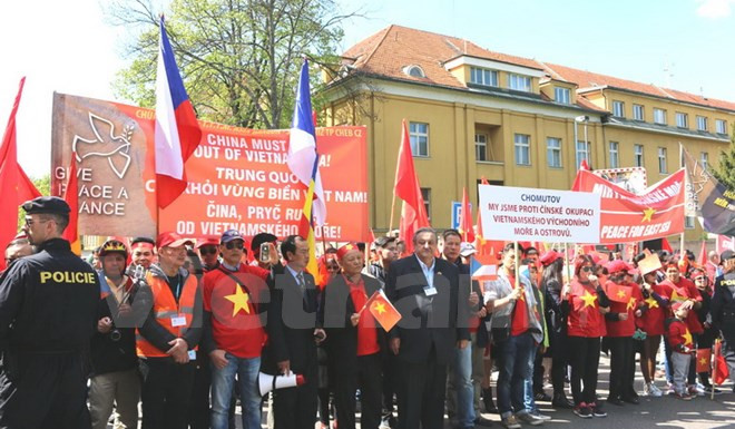 Les Vietnamiens en R.tchèque protestent contre les actes de la Chine en Mer Orientale ảnh 1 Les Vietnamiens en R.tchèque protestent contre les actes de la Chine en Mer Orientale ảnh 1