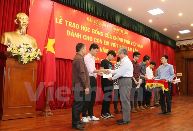 Remise de bourses d’étude à des Vietnamiens au Laos ảnh 1 Remise de bourses d’étude à des Vietnamiens au Laos ảnh 1