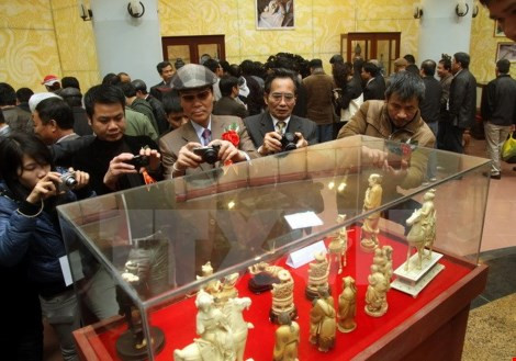 Exposition et vente aux enchères d’un millier d’objets antiques à Nam Dinh ảnh 1 Exposition et vente aux enchères d’un millier d’objets antiques à Nam Dinh ảnh 1