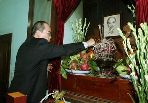 Nguyen Thien Nhan rend hommage au Président Hô Chi Minh ảnh 1 Nguyen Thien Nhan rend hommage au Président Hô Chi Minh ảnh 1