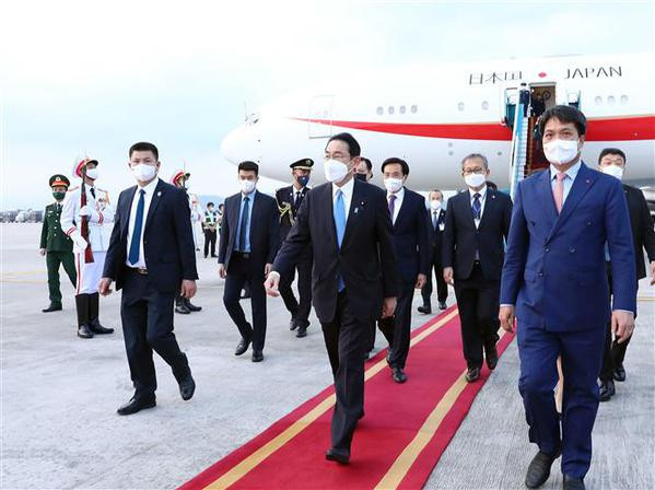 Le Premier ministre japonais entame sa visite officielle au Vietnam ảnh 1