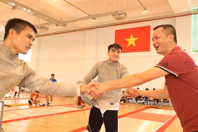 Les sportifs vietnamiens travaillent dur pour se préparer aux SEA Games 31 ảnh 1