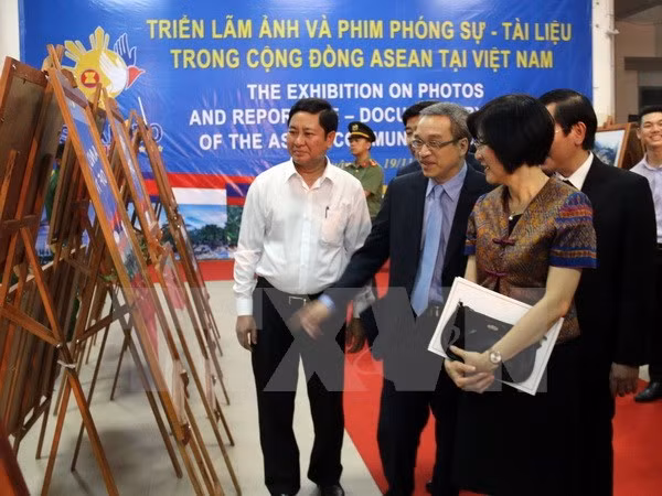 Exposition de photos et de films documentaires sur la communauté de l'ASEAN à Ninh Thuan ảnh 1