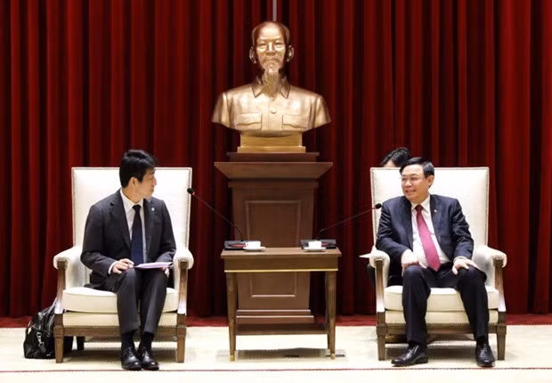 Le secrétaire du Comité du Parti de Hanoi Vuong Dinh Hue reçoit le directeur général d'AEONMALL ảnh 1