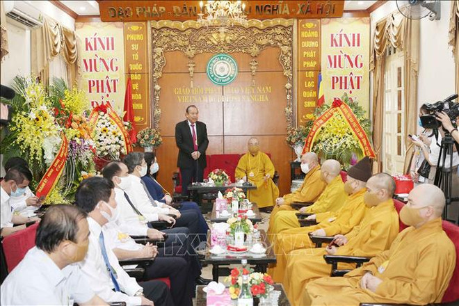 Le vice-PM Truong Hoà Binh présente ses vœux à l’occasion du Vesak ảnh 1