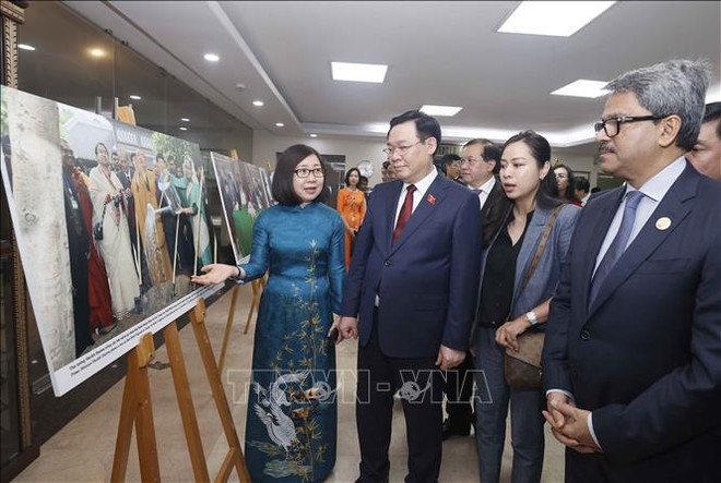 Le président de l’Assemblée nationale du Vietnam assiste à une exposition de photos sur les liens Vietnam-Bangladesh ảnh 2 Le président de l’Assemblée nationale du Vietnam assiste à une exposition de photos sur les liens Vietnam-Bangladesh ảnh 2