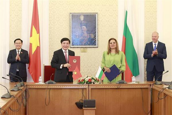 Le président de l’AN Vuong Dinh Hue achève ses visites officielles au Bangladesh et en Bulgarie ảnh 2 Le président de l’AN Vuong Dinh Hue achève ses visites officielles au Bangladesh et en Bulgarie ảnh 2