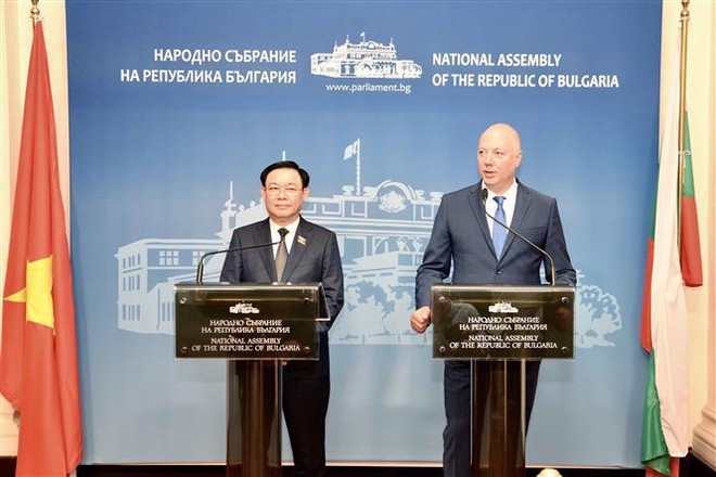 Le président de l'Assemblée nationale vietnamienne et son homologue bulgare rencontrent la presse ảnh 2 Le président de l'Assemblée nationale vietnamienne et son homologue bulgare rencontrent la presse ảnh 2