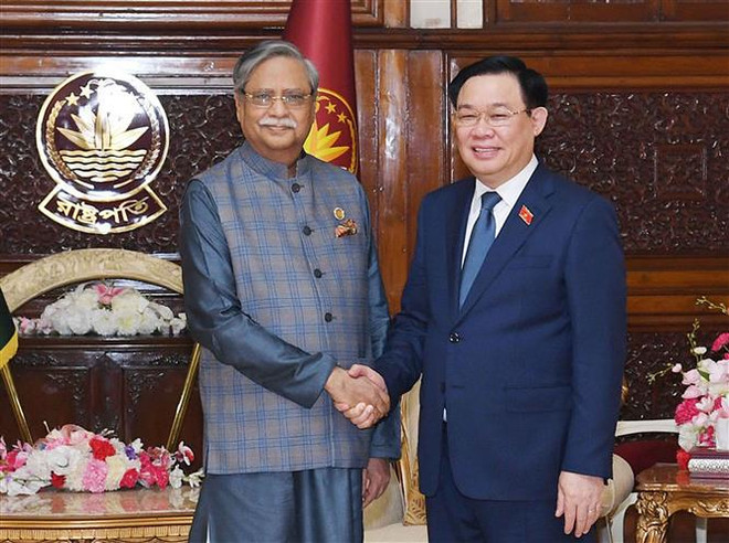 Le président de l’AN Vuong Dinh Hue achève ses visites officielles au Bangladesh et en Bulgarie ảnh 1 Le président de l’AN Vuong Dinh Hue achève ses visites officielles au Bangladesh et en Bulgarie ảnh 1