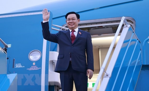 Le président de l’AN Vuong Dinh Hue part pour des visites officielles au Bangladesh et en Bulgarie ảnh 1 Le président de l’AN Vuong Dinh Hue part pour des visites officielles au Bangladesh et en Bulgarie ảnh 1