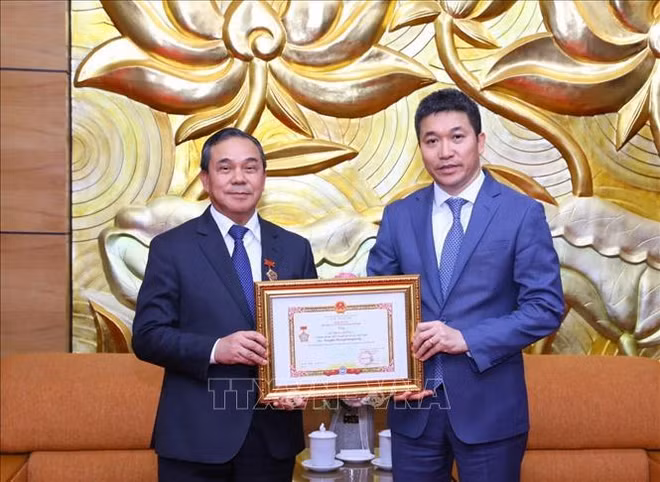 L'ambassadeur du Laos au Vietnam à l'honneur ảnh 1