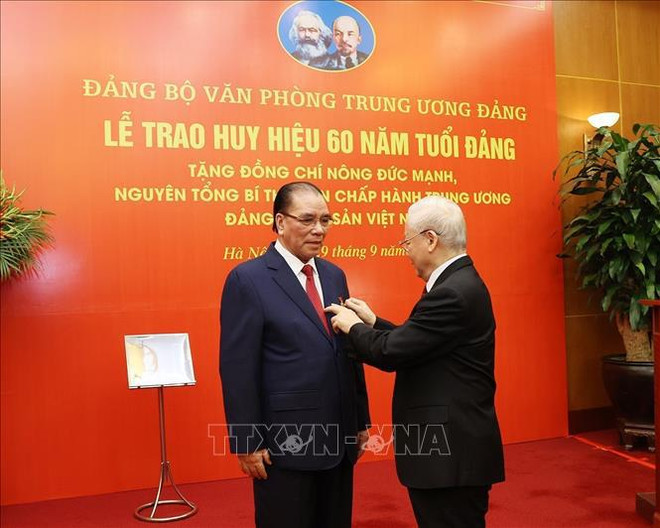 L’ex-secrétaire général Nông Duc Manh décoré de l’Insigne des 60 ans d’appartenance au Parti ảnh 1 L’ex-secrétaire général Nông Duc Manh décoré de l’Insigne des 60 ans d’appartenance au Parti ảnh 1
