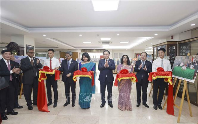 Le président de l’Assemblée nationale du Vietnam assiste à une exposition de photos sur les liens Vietnam-Bangladesh ảnh 1 Le président de l’Assemblée nationale du Vietnam assiste à une exposition de photos sur les liens Vietnam-Bangladesh ảnh 1