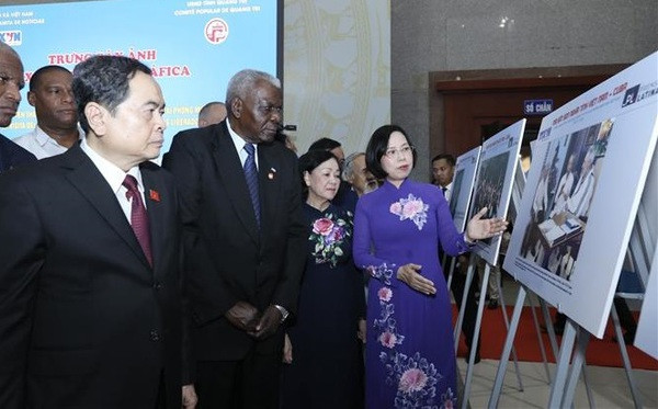 Exposition de photos sur l’amitié inébranlable entre le Vietnam et Cuba à Quang Tri ảnh 1 Exposition de photos sur l’amitié inébranlable entre le Vietnam et Cuba à Quang Tri ảnh 1
