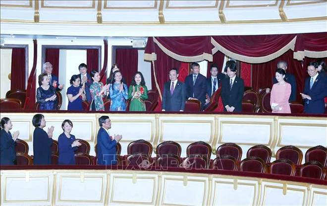Le prince héritier et la princesse du Japon assistent à la première représentation de l'opéra "Princesse Anio" ảnh 2 Le prince héritier et la princesse du Japon assistent à la première représentation de l'opéra "Princesse Anio" ảnh 2