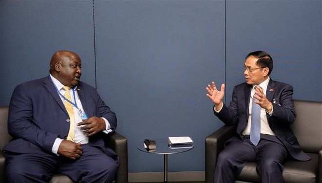 Le ministre des AE Bui Thanh Son rencontre de hauts responsables du Laos, des Îles Salomon, de l'Ouganda et de l'UE ảnh 2 Le ministre des AE Bui Thanh Son rencontre de hauts responsables du Laos, des Îles Salomon, de l'Ouganda et de l'UE ảnh 2