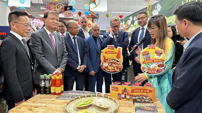 Ouverture de la Semaine des produits vietnamiens au supermarché Système U Noisiel en France ảnh 2 Ouverture de la Semaine des produits vietnamiens au supermarché Système U Noisiel en France ảnh 2