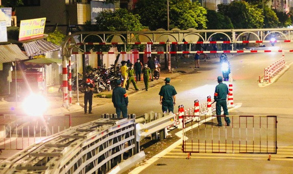 COVID-19 : Ho Chi Minh-Ville appliquera un couvre-feu à partir de 18h00 du 26 juillet ảnh 1